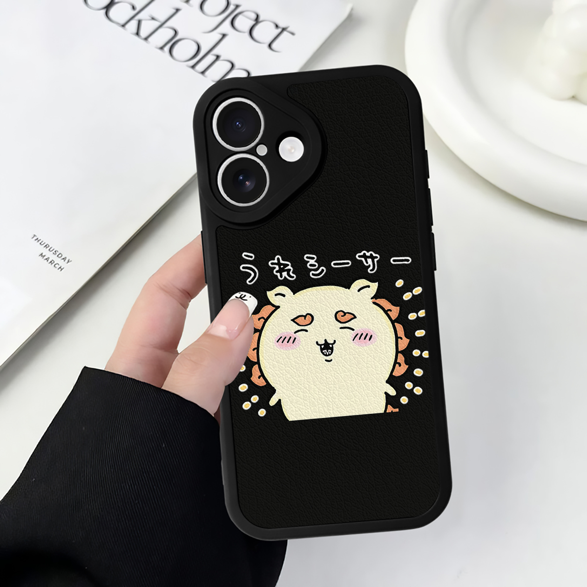 （画像用） ちいかわ シーサー Chii-kawa Shisa 【iPhone 16シリーズ対応】シリコンスマホケース（レザー調） 材質：シリコン